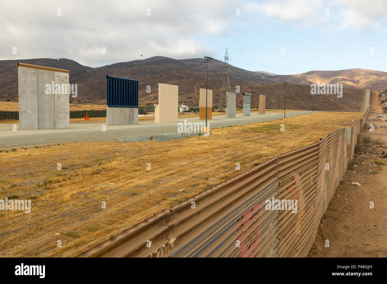 Des prototypes de la nouvelle proposition de l'emporter sur le mur érigé près de Port d'entrée Otay Mesa en Californie et Tijuana, au Mexique. Banque D'Images