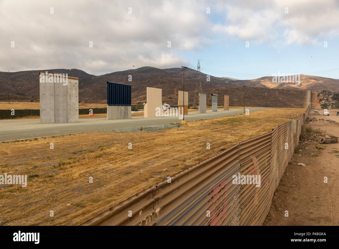 Des prototypes de la nouvelle proposition de l'emporter sur le mur érigé près de Port d'entrée Otay Mesa en Californie et Tijuana, au Mexique. Banque D'Images
