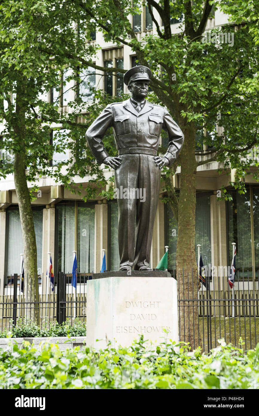 Dwight D. Eisenhower statue à l'extérieur de l'ambassade des États-Unis, Grosvenor Square, London, England, UK Banque D'Images