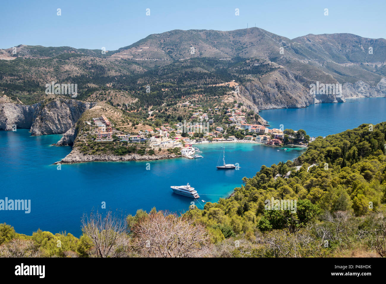 Vue sur le village d'Assos le chemin d'accès jusqu'à Assos, château, Kefalonia, Grèce Banque D'Images