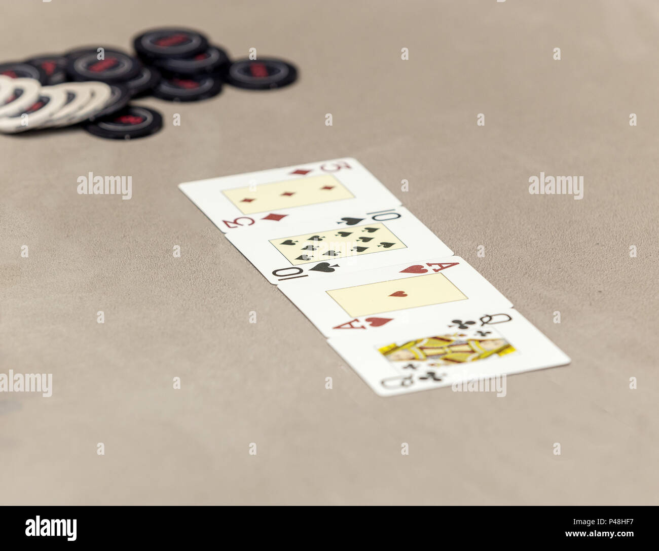 Cartes sur une table de jeu au cours d'une partie de poker et dans un casino. Banque D'Images