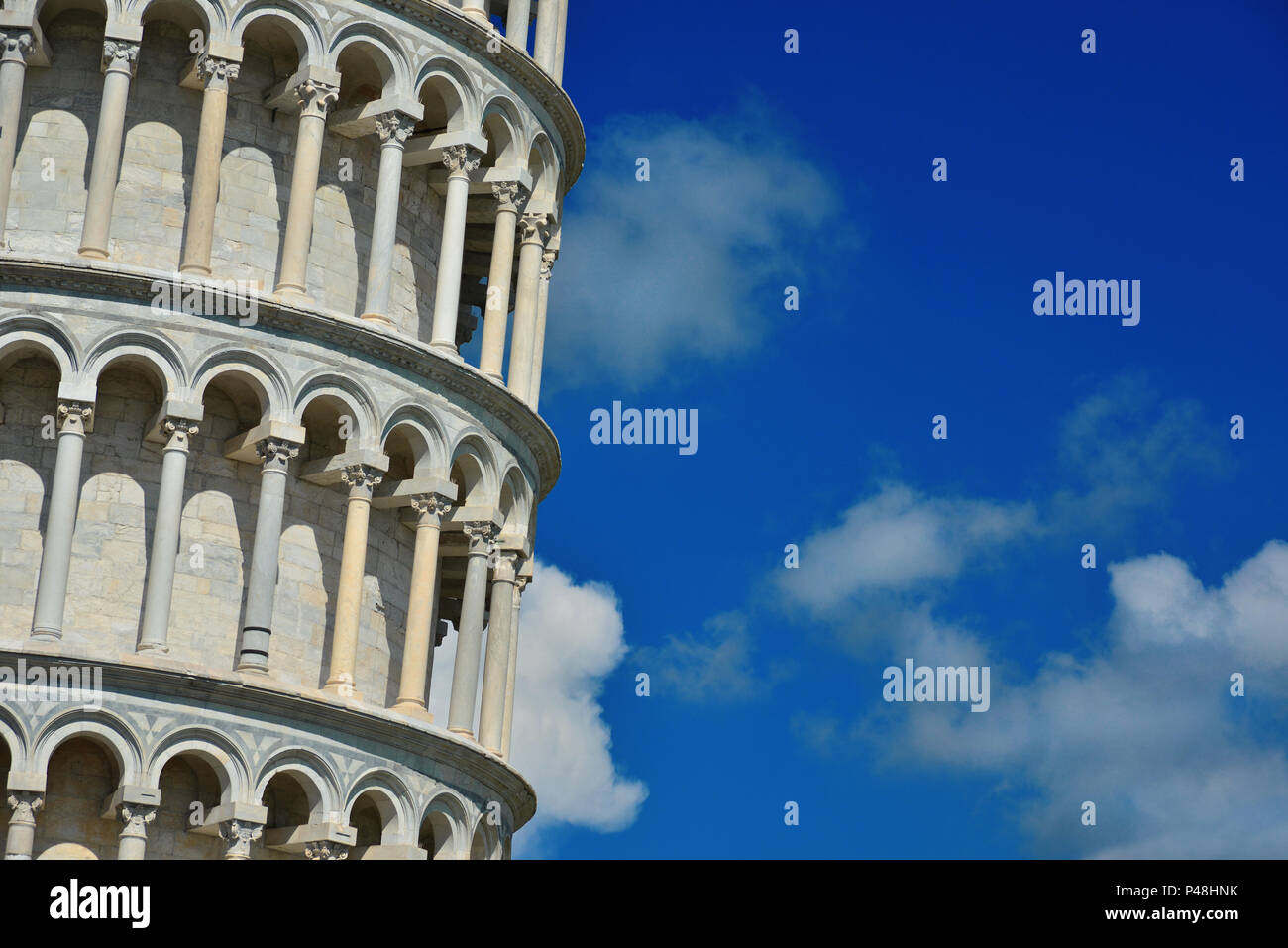 La célèbre Tour Penchée de Pise arches monumentales (avec copie espace) Banque D'Images