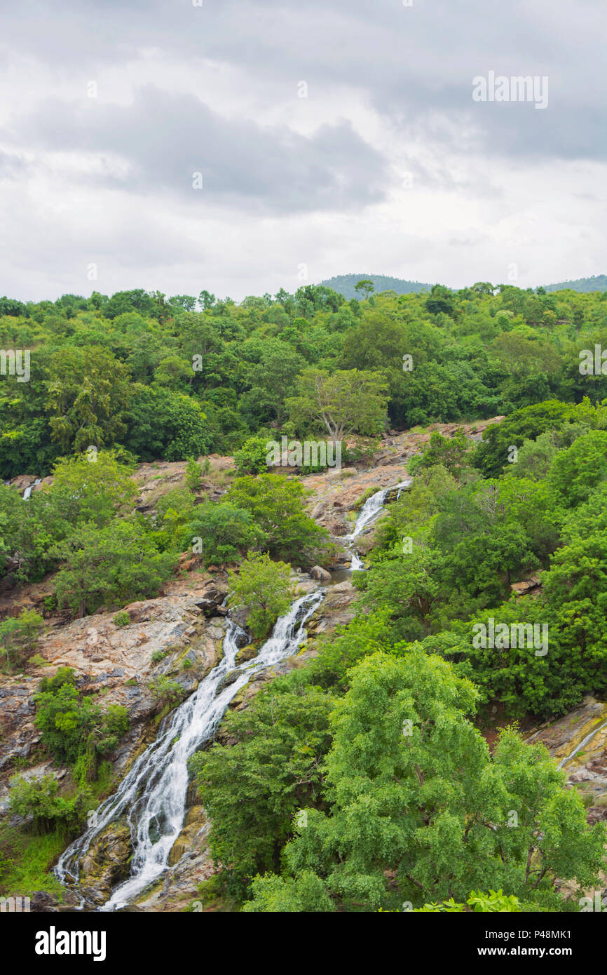 Gamme de montagne et ciel bleu Banque D'Images