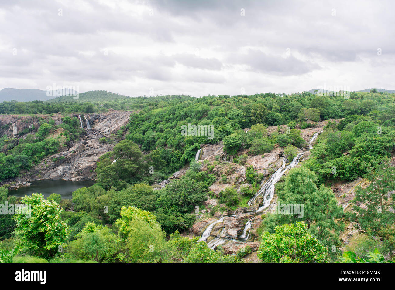 Gamme de montagne et ciel bleu Banque D'Images