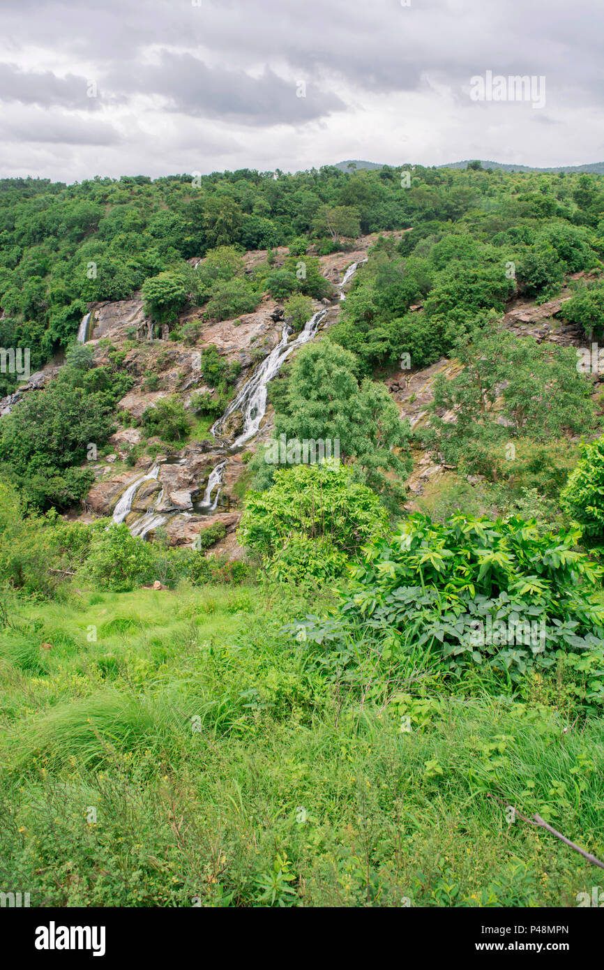 Gamme de montagne et ciel bleu Banque D'Images