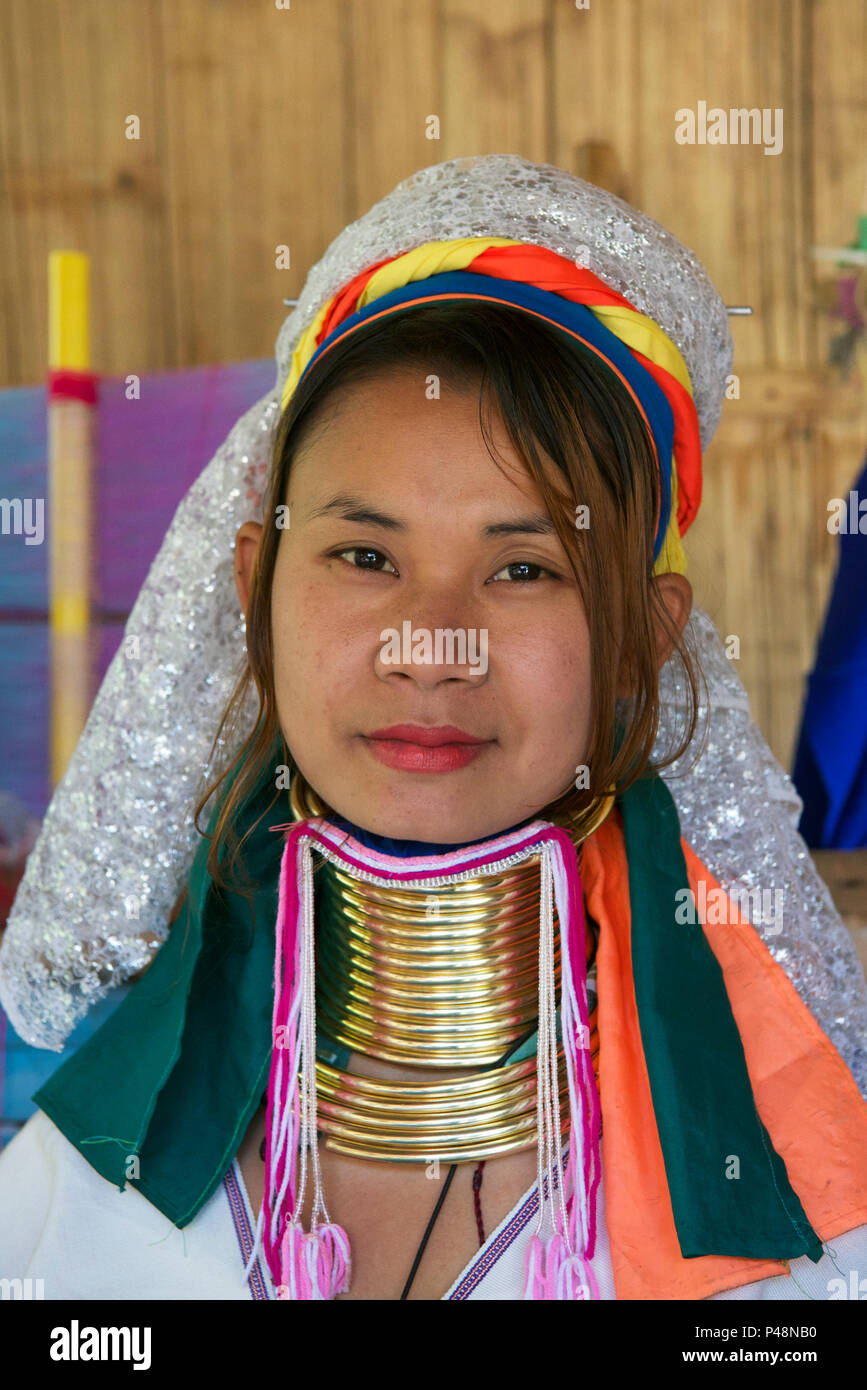 Portrait young Karen long cou femme village isolé près de Pai dans le Nord de la Thaïlande Banque D'Images