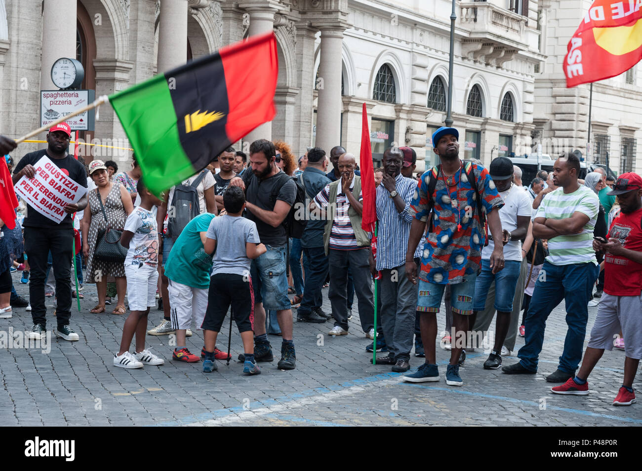 En cette Journée Mondiale des Réfugiés, rassemblement à la Piazza Santi Apostoli de plusieurs centaines de personnes pour construire l'humanité, de justice sociale et de solidarité. Contre ceux qui proposent des dépôts ethniques, ceux qui sèment la haine, puisqu'ils sont incapables de donner des réponses aux besoins matériels et sociaux de la population, contre ceux qui élèvent des murs au lieu de construire des ponts, ceux qui défendent les privilèges au lieu de combattre le courage. Présent parmi les demonstranto aussi Aboubakar, ou Abou, comme il est appelé, un Italo-Ivorian dirigeant syndical de l'USB. Il est de 38 ans et a un diplôme en sociologie. (Photo par Leo Claudio De Petris/ Banque D'Images