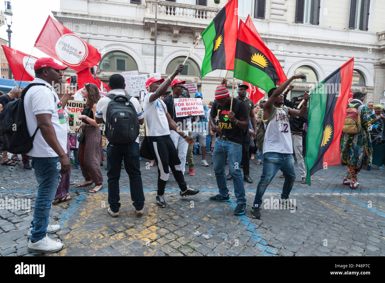 En cette Journée Mondiale des Réfugiés, rassemblement à la Piazza Santi Apostoli de plusieurs centaines de personnes pour construire l'humanité, de justice sociale et de solidarité. Contre ceux qui proposent des dépôts ethniques, ceux qui sèment la haine, puisqu'ils sont incapables de donner des réponses aux besoins matériels et sociaux de la population, contre ceux qui élèvent des murs au lieu de construire des ponts, ceux qui défendent les privilèges au lieu de combattre le courage. Présent parmi les demonstranto aussi Aboubakar, ou Abou, comme il est appelé, un Italo-Ivorian dirigeant syndical de l'USB. Il est de 38 ans et a un diplôme en sociologie. (Photo par Leo Claudio De Petris/ Banque D'Images