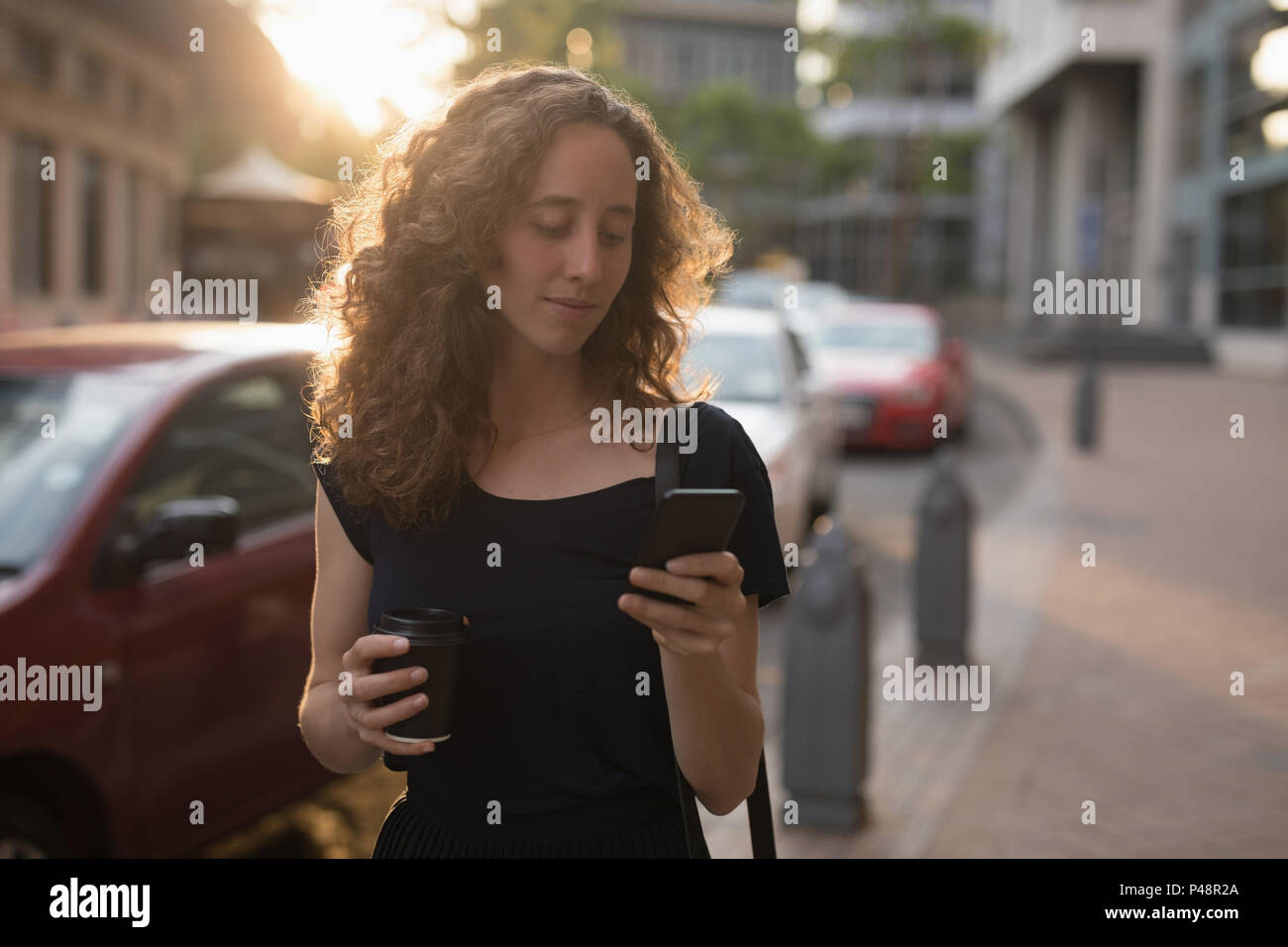 Beautiful woman using mobile phone Banque D'Images