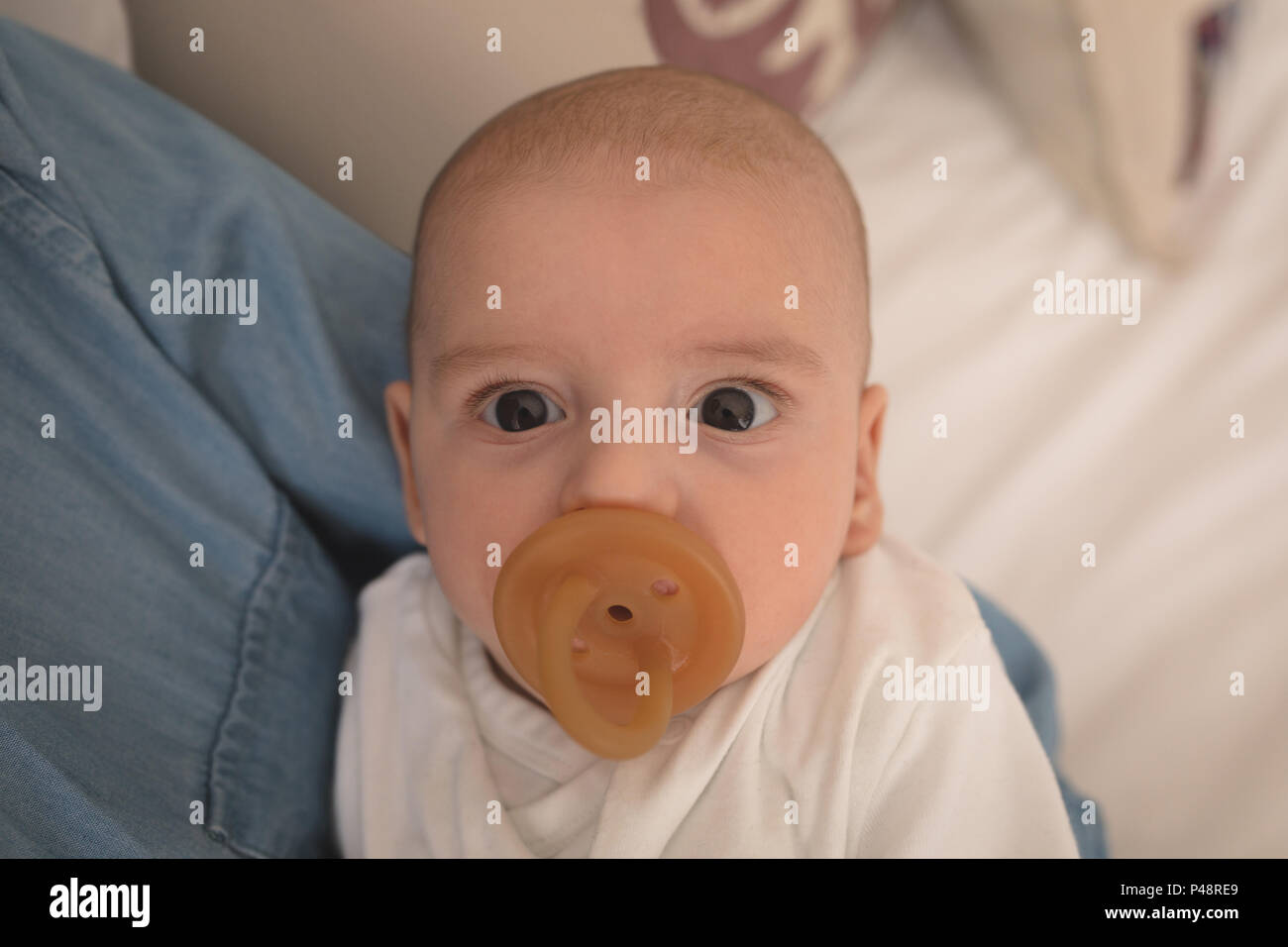 Mignon Petit Bebe Avec Tetine En Bouche A La Camera En Photo Stock Alamy