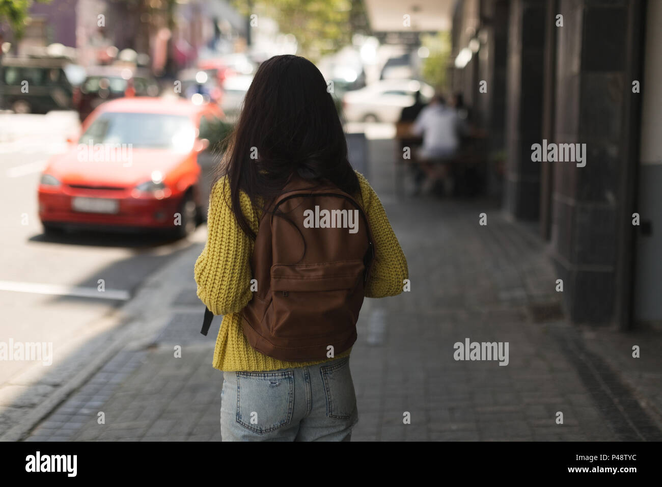 Teenage Girl standing avec sac à dos dans la ville Banque D'Images
