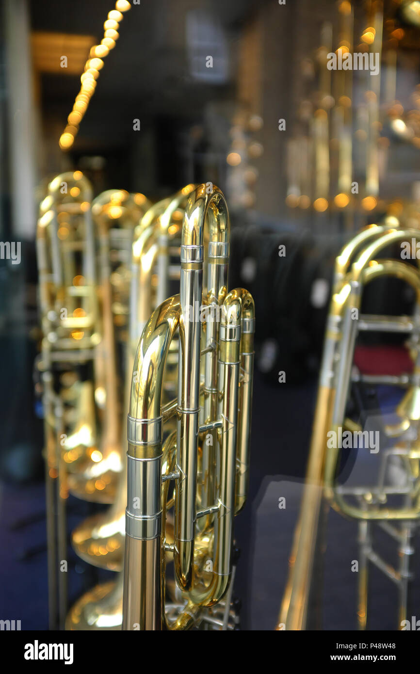 Les instruments à vent dans une vitrine, Camden, London, England, UK Banque D'Images