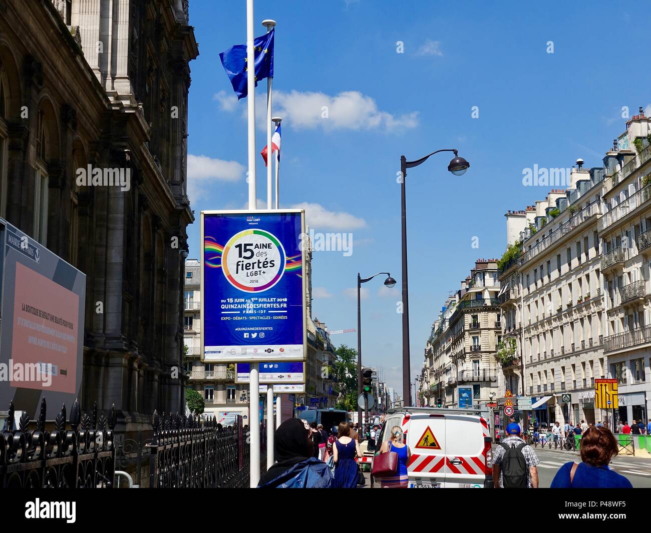 Ville de Paris signe devant la mairie de célébration du 15ème anniversaire de la publicité gay pride Paris, France Banque D'Images