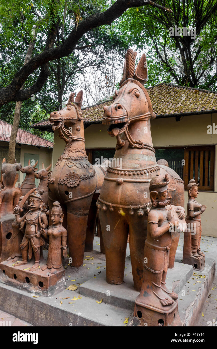 Exposition de sculptures sur pierre de chevaux typiques du Rajasthan dans le Musée National de l'artisanat, New Delhi, Inde Banque D'Images