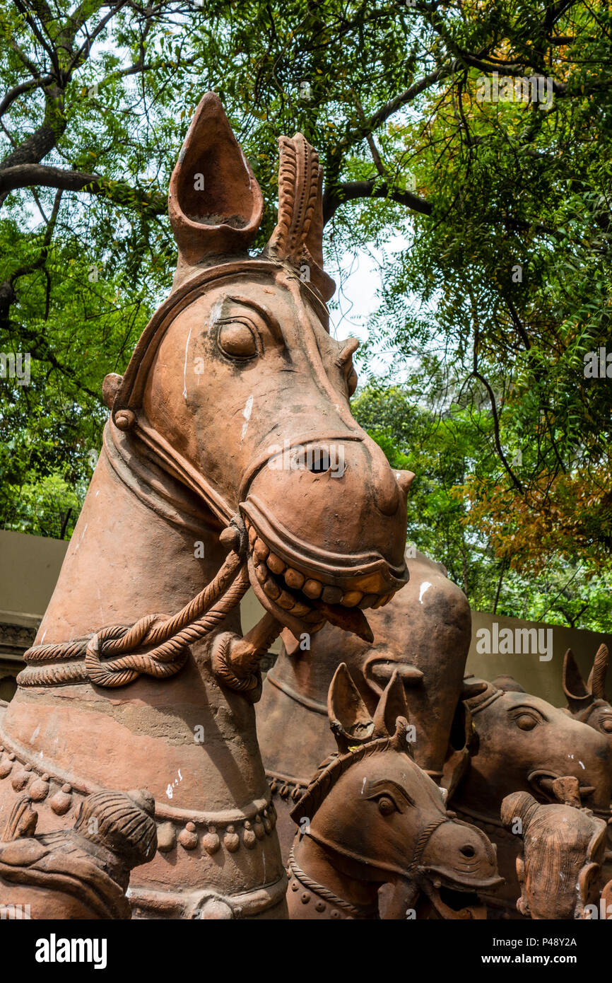 Exposition de sculptures sur pierre de chevaux typiques du Rajasthan dans le Musée National de l'artisanat, New Delhi, Inde Banque D'Images