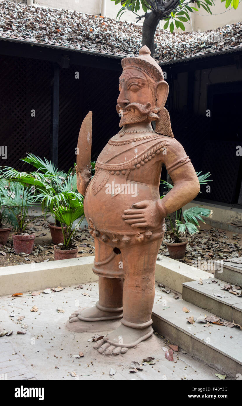 Exposition de sculptures sur pierre d'un gros homme typique du Rajasthan dans le Musée National de l'artisanat, New Delhi, Inde Banque D'Images