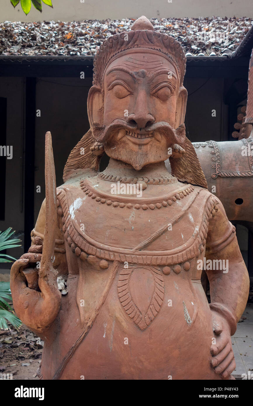 Exposition de sculptures sur pierre d'un gros homme typique du Rajasthan dans le Musée National de l'artisanat, New Delhi, Inde Banque D'Images