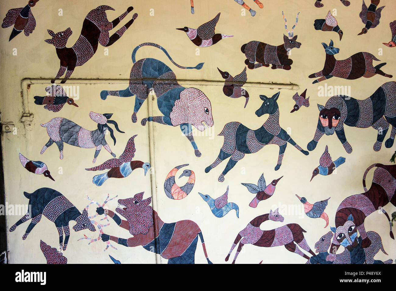 La pièce d'une peinture murale avec des animaux dans le Musée National de l'artisanat, New Delhi, Inde Banque D'Images