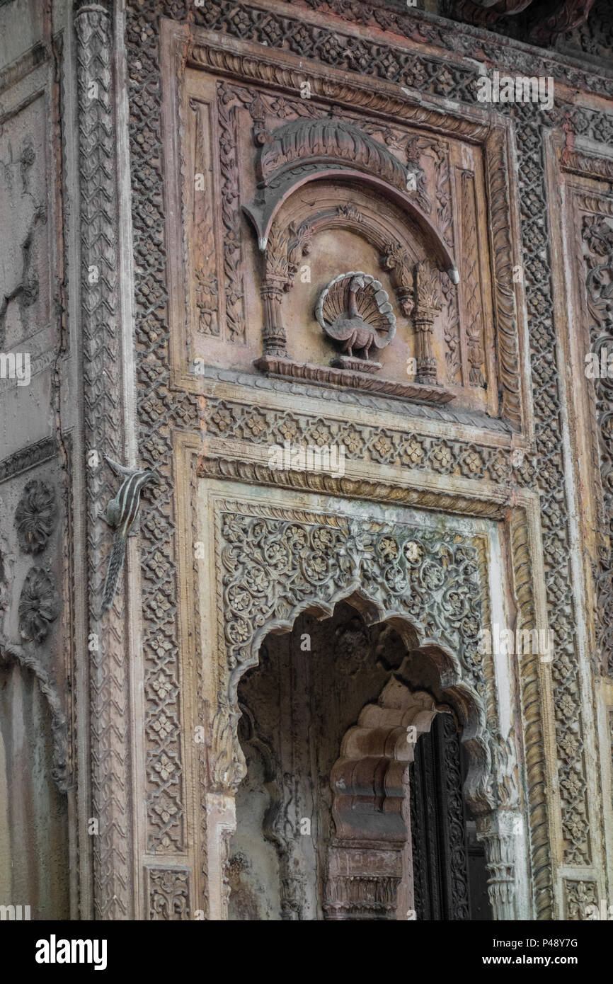 Détail d'une pièce d'une porte d'un haveli ou hôtel particulier typique du Rajasthan avec un tamia à Corner, National Crafts Museum, New Delhi, Inde Banque D'Images