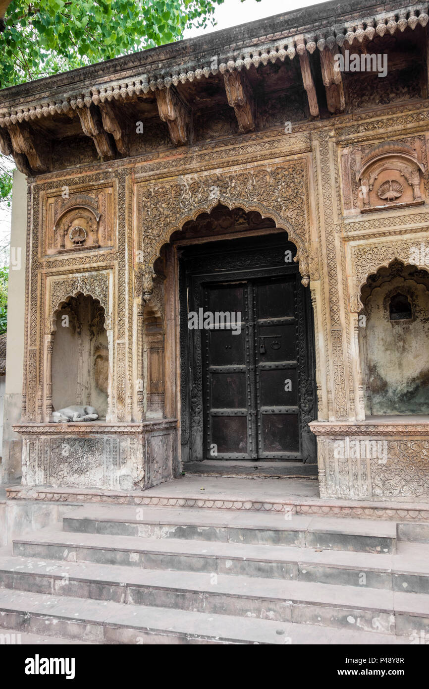 Détail d'une pièce d'une porte d'un haveli ou hôtel particulier typique du Rajasthan avec un chien dans l'alcôve, National Crafts Museum, New Delhi, Inde Banque D'Images