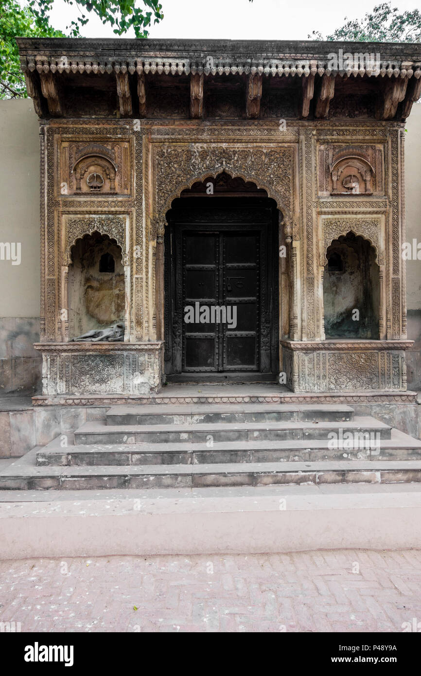 La pièce d'une porte d'un haveli ou hôtel particulier typique du Rajasthan dans le Musée National de l'artisanat, New Delhi, Inde Banque D'Images
