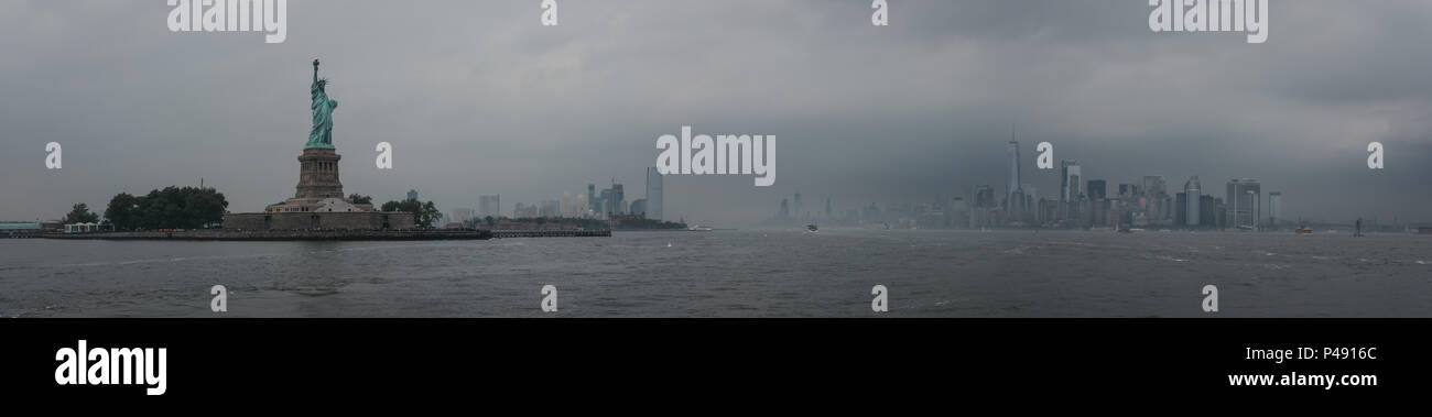Rangées de billes en football américain NFL Expérience dans Times Square, New York, une première en son genre, l'action en direct l'attraction. Banque D'Images