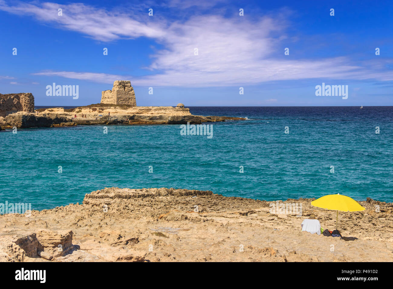 Summertime.Realx sur plage : une place au soleil. La plus belle côte des Pouilles : Roca Vecchia, ITALIE (Lecce).Cliff et ruines de tour de guet. Banque D'Images