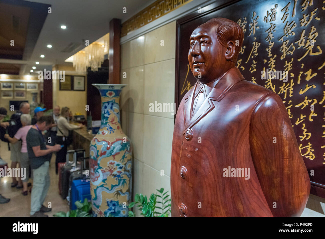Statue du président chinois Mao Zedong dans le hall de l'hôtel, Libo, province du Guizhou, en Chine. Banque D'Images