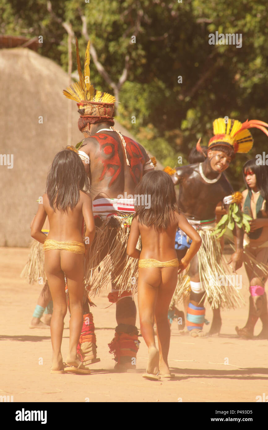 XINGU, MT - 31.07.2015 : PARQUE DO XINGU - Mehinakos dançam no Parque do Xingu, pas de Mato Grosso. (Foto : Flávia Altenfelder / Fotoarena) Banque D'Images