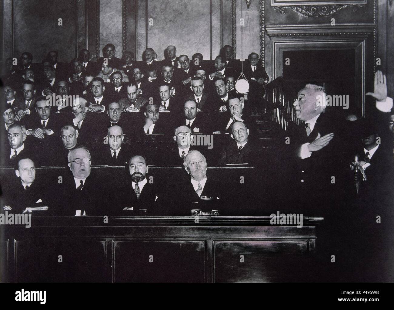 SESION DE APERTURA DE LAS CORTES EN LA II REPUBLICA EL 14 DE JULIO DE 1931 - DE PIE NICETO ALCALA ZAMORA - AZAÑA DE ESPALDAS. Banque D'Images