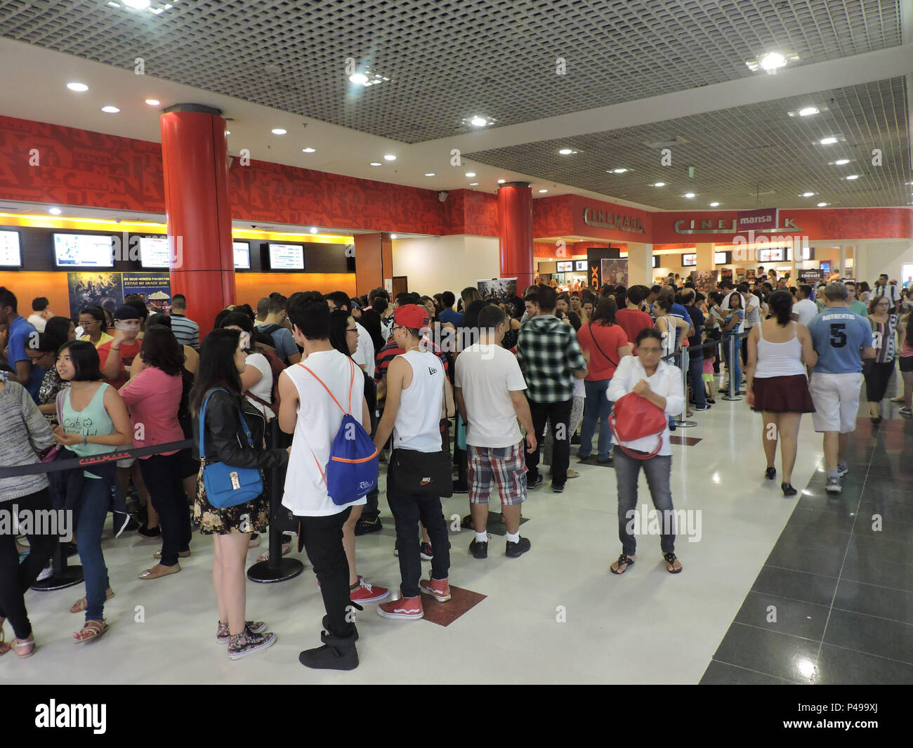 Sao Paulo Sp 21 04 15 Fila De Cinema Fila De Cinema No Shopping Metro Boulevard Tatuape No Feriado De Tiradentes Foto Thais Martins Fotoarena Photo Stock Alamy