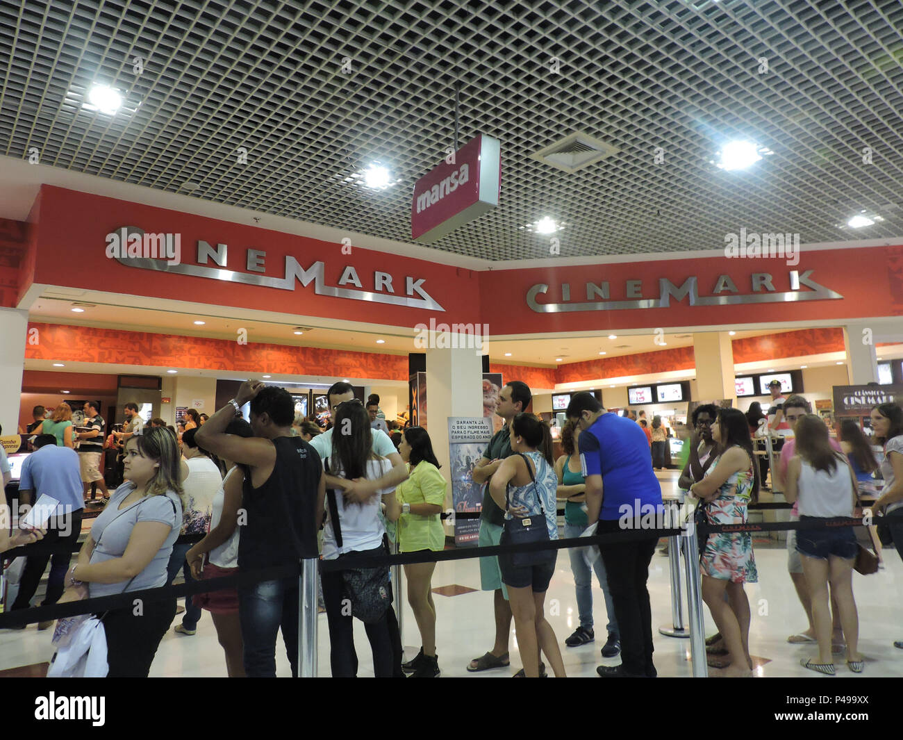 Sao Paulo Sp 21 04 15 Fila De Cinema Fila De Cinema No Shopping Metro Boulevard Tatuape No Feriado De Tiradentes Foto Thais Martins Fotoarena Photo Stock Alamy