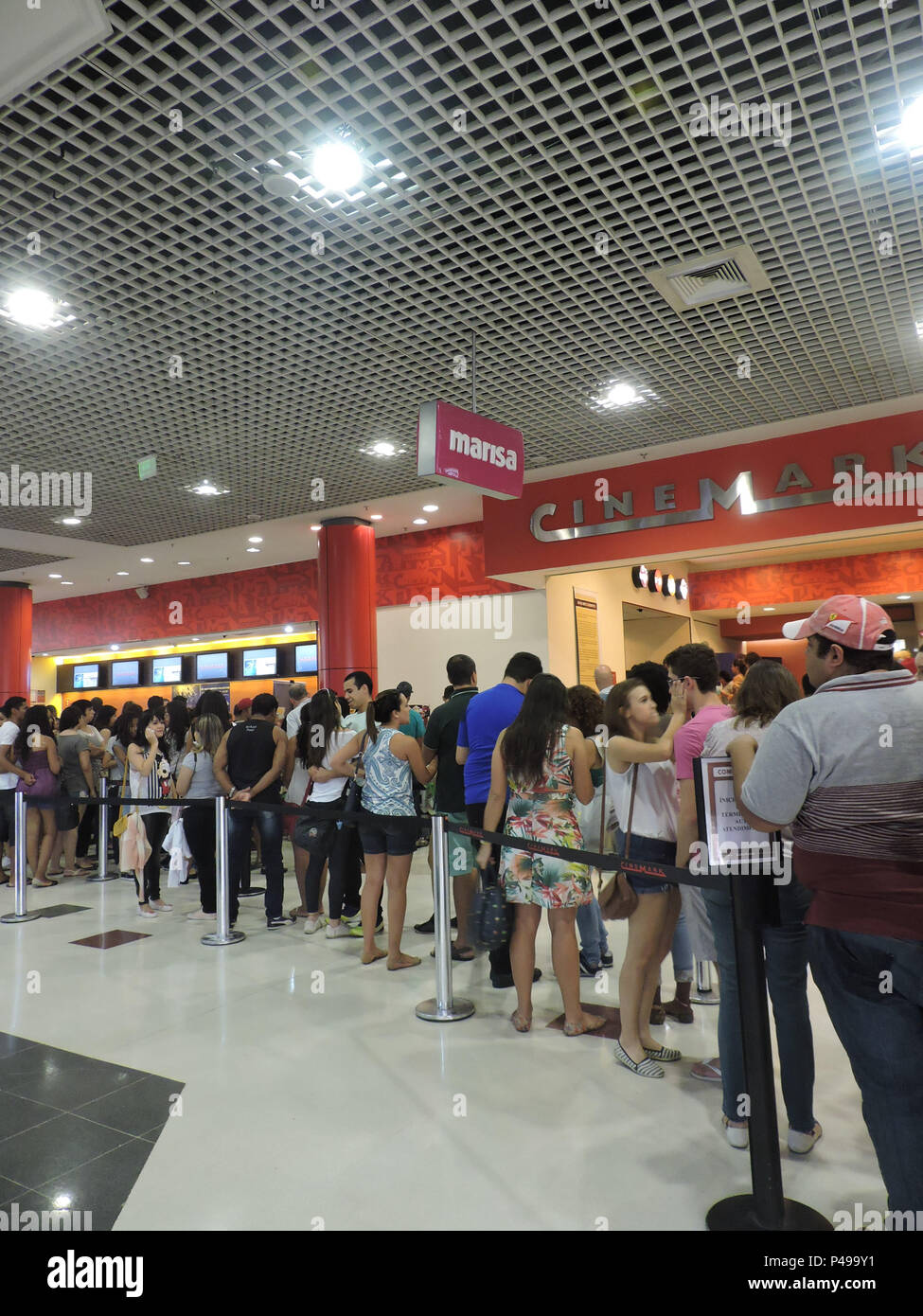 Sao Paulo Sp 21 04 15 Fila De Cinema Fila De Cinema No Shopping Metro Boulevard Tatuape No Feriado De Tiradentes Foto Thais Martins Fotoarena Photo Stock Alamy