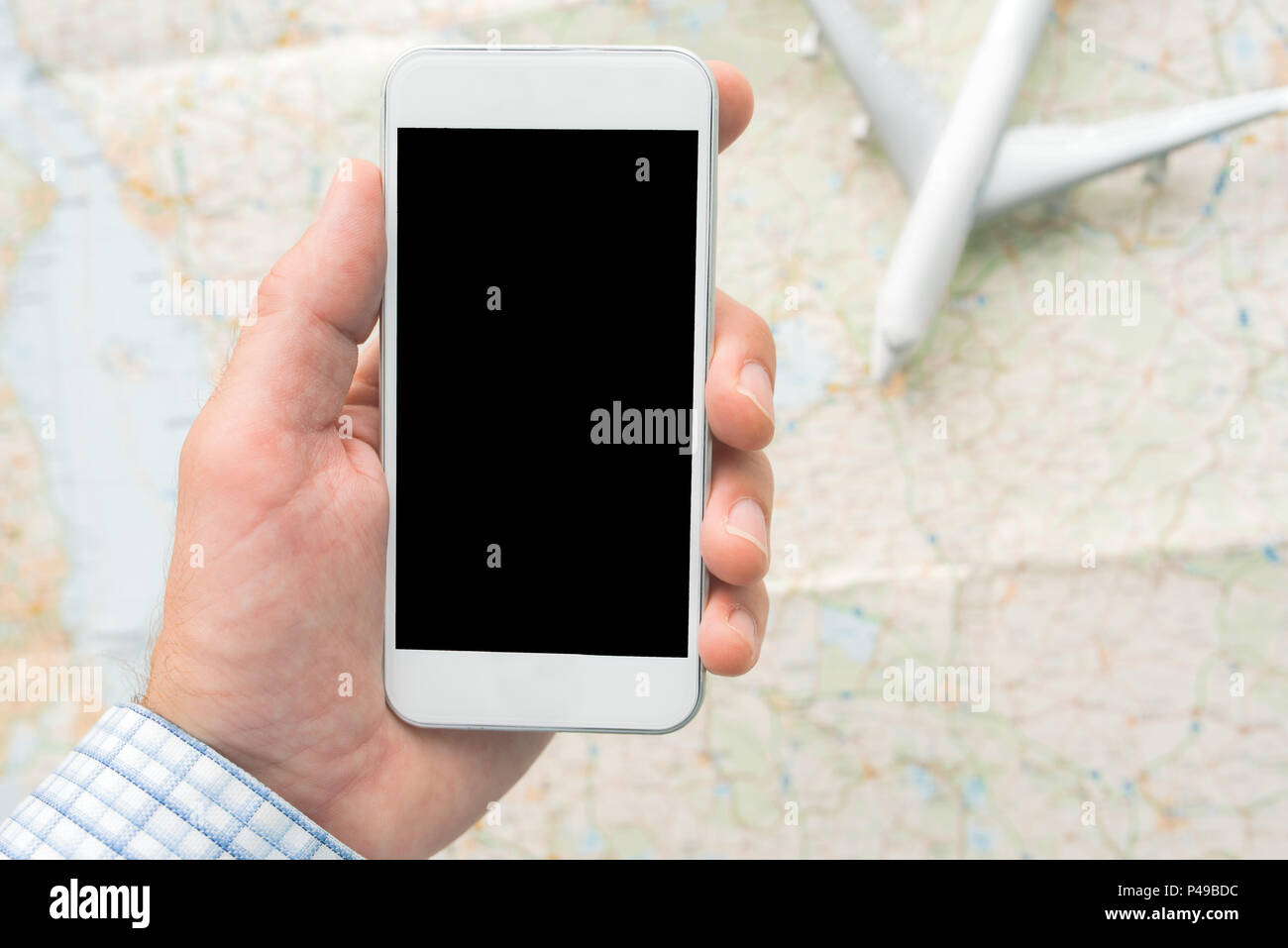 Application pour Smartphone immersive pour voyages d'affaires réservation, businessman holding mobile phone avec écran vide Banque D'Images