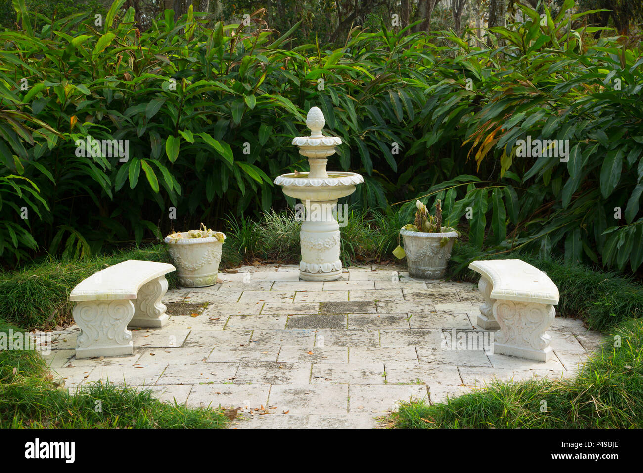 Bancs de jardin, Moulin à Sucre Dunlawton Gardens, Florida Banque D'Images