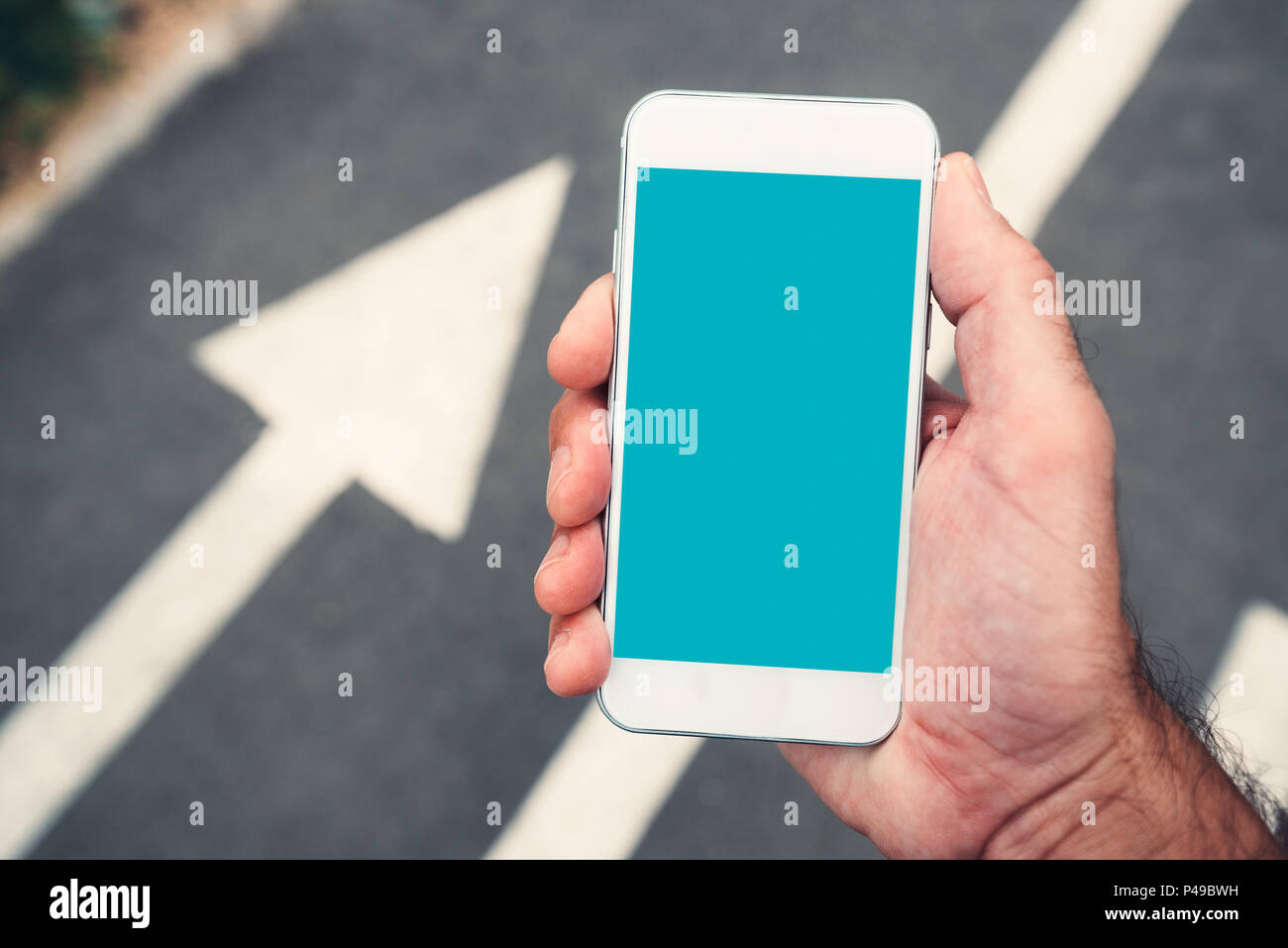 La main avec la maquette du smartphone copie espace, l'homme à l'aide de téléphone mobile contemporain moderne dans la rue en milieu urbain Banque D'Images