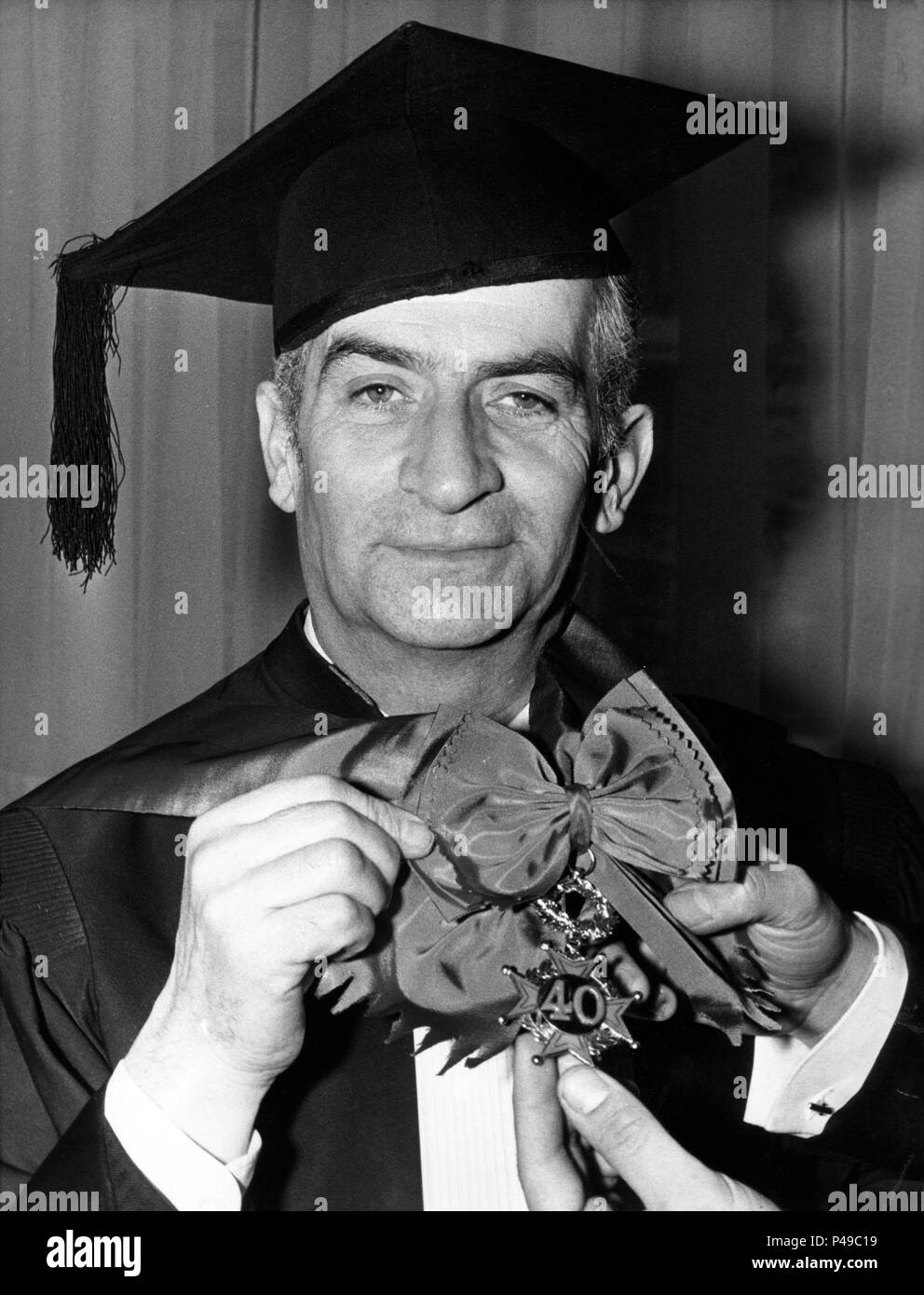 Description : 3 janvier, 1973 - Paris, France - Funes mis à l'honneur avec le titre académique, 'Camelot Honoris Causa.'. Stars : Louis de Funes. Banque D'Images