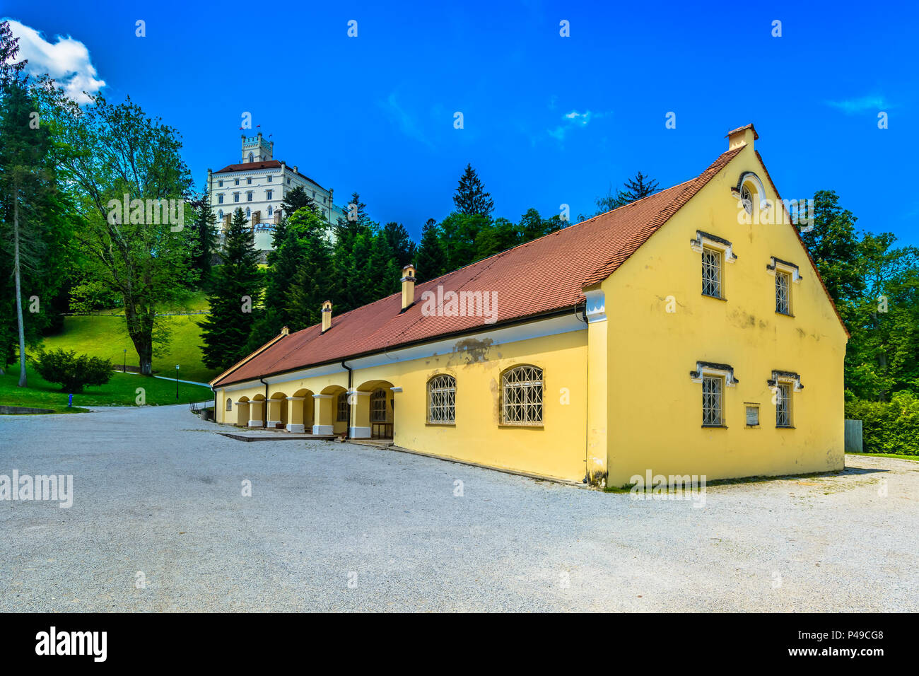 Vue panoramique sur le château de Trakoscan, dans le Nord de la Croatie, monuments touristiques populaires. Banque D'Images
