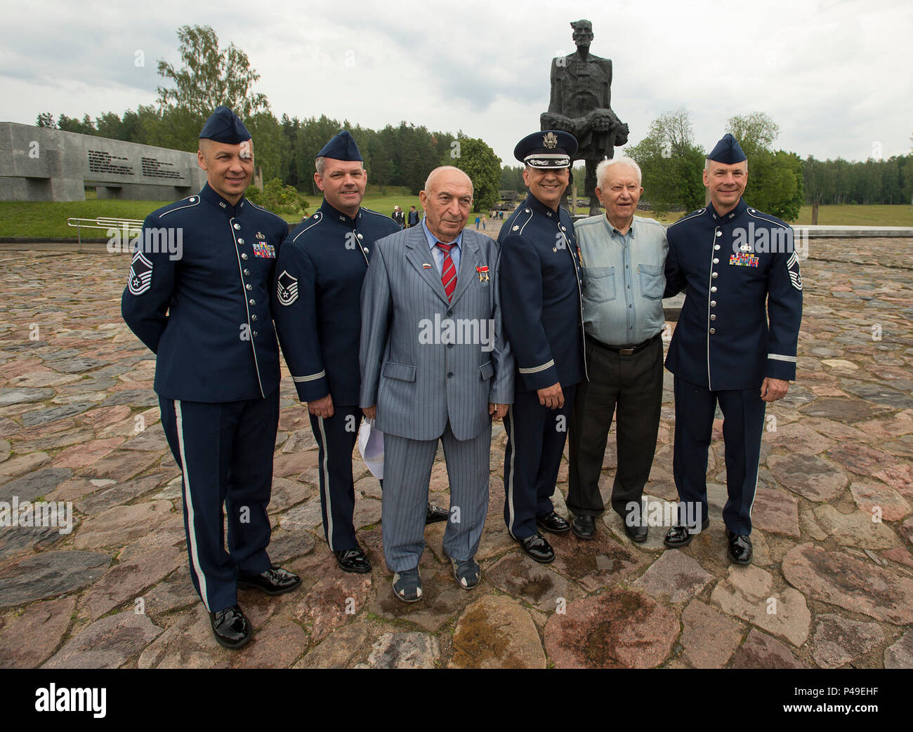 De gauche à droite, le capitaine principal de l'US Air Force Sgt. Vladimir Tchekan, les forces aériennes américaines en Europe (tromboniste ; U.S. Air Force Master Sgt. Dave, bande Dell USAFE trompettiste ; Vladimir Yarygin, ancien sous-marinier de l'Union soviétique ; le Lieutenant-colonel Mike Mench, commandant de l'USAFE Band ; Grigory, ancien commandant de l'escadre de la Force aérienne pour l'Union soviétique ; et chef Master Sgt. Mark Burditt, chef de bande s'USAFE manager, support pour une photo en face de l'Homme statue "insoumis" 20 juin 2016, à Khatyn Memorial, la Biélorussie. Banque D'Images