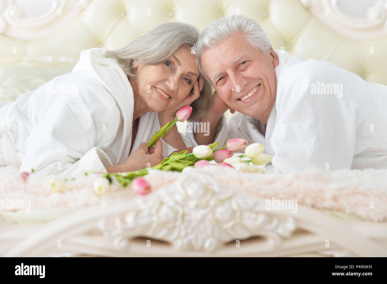 Man fleurs donne à une femme Banque D'Images