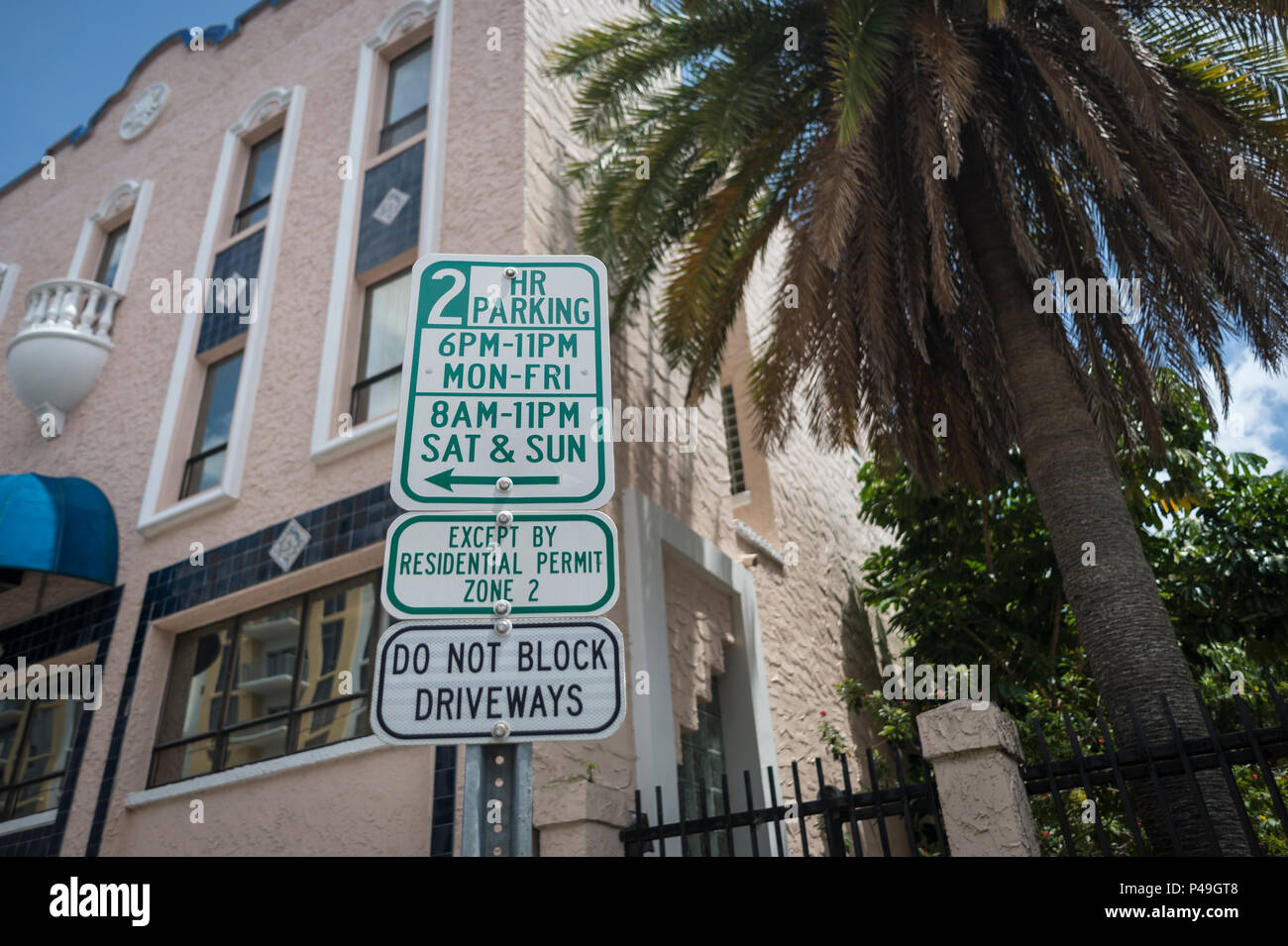 Zone de stationnement 2 heures signe sur l'rue à St Petersburg, Floride, USA Banque D'Images