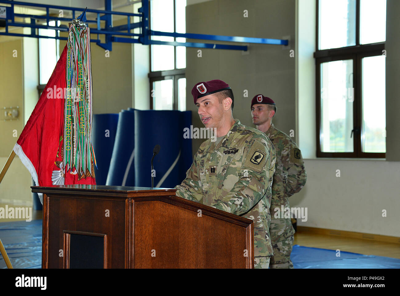 Le capitaine commandant sortant Marc S. Levitt, l'entreprise C, donne un discours, le 23 juin 2016, au cours de la cérémonie de passation de commandement de la Compagnie C, 54e bataillon du génie de la Brigade à Caserma Del Din à Vicenza, Italie. La 173e Brigade aéroportée basée à Vicenza, Italie, est la force de réaction d'urgence de l'armée en Europe, et il est capable de projeter des forces canadiennes de mener toute la gamme des opérations militaires de l'ensemble de l'Europe centrale et de l'État, les commandes de l'Afrique domaines de responsabilité. (U.S. Photo de l'armée par Visual Spécialiste de l'information Antonio Bedin/libérés) Banque D'Images