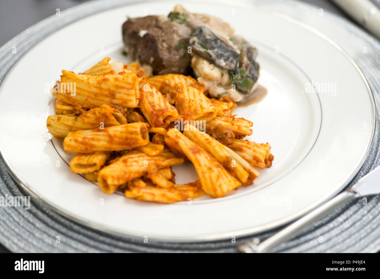 Rigatony pâtes sauce à la viande, légumes sautés, poulet Marsala, saumon grillé et de médaillons de filet de bœuf Banque D'Images