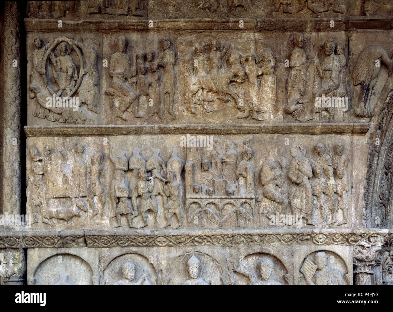 PORTADA ROMANICA DEL MONASTERIO DE SANTA MARIA DE POBLET - SIGLO XII - DETALLE - PESTE SION - DAVID - SALOMON. Lieu : MONASTÈRE DE SANTA MARIA, Ripoll, Gérone, Espagne. Banque D'Images