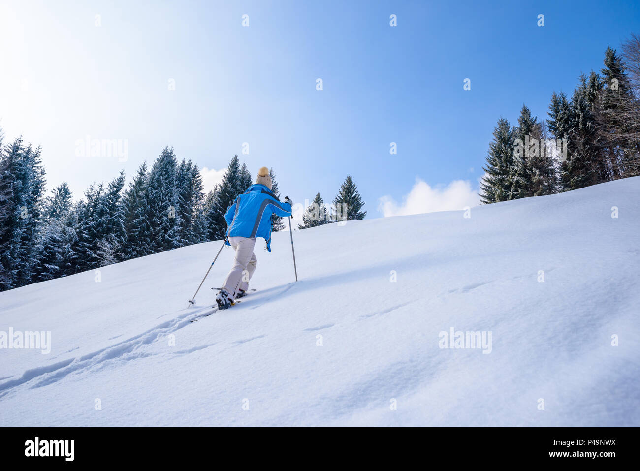 Femme est randos avec raquettes à neige en hiver sentier paysage de forêt à Oberstdorf, en Bavière dans les Alpes au sud de l'Allemagne. Beau paysage avec c Banque D'Images