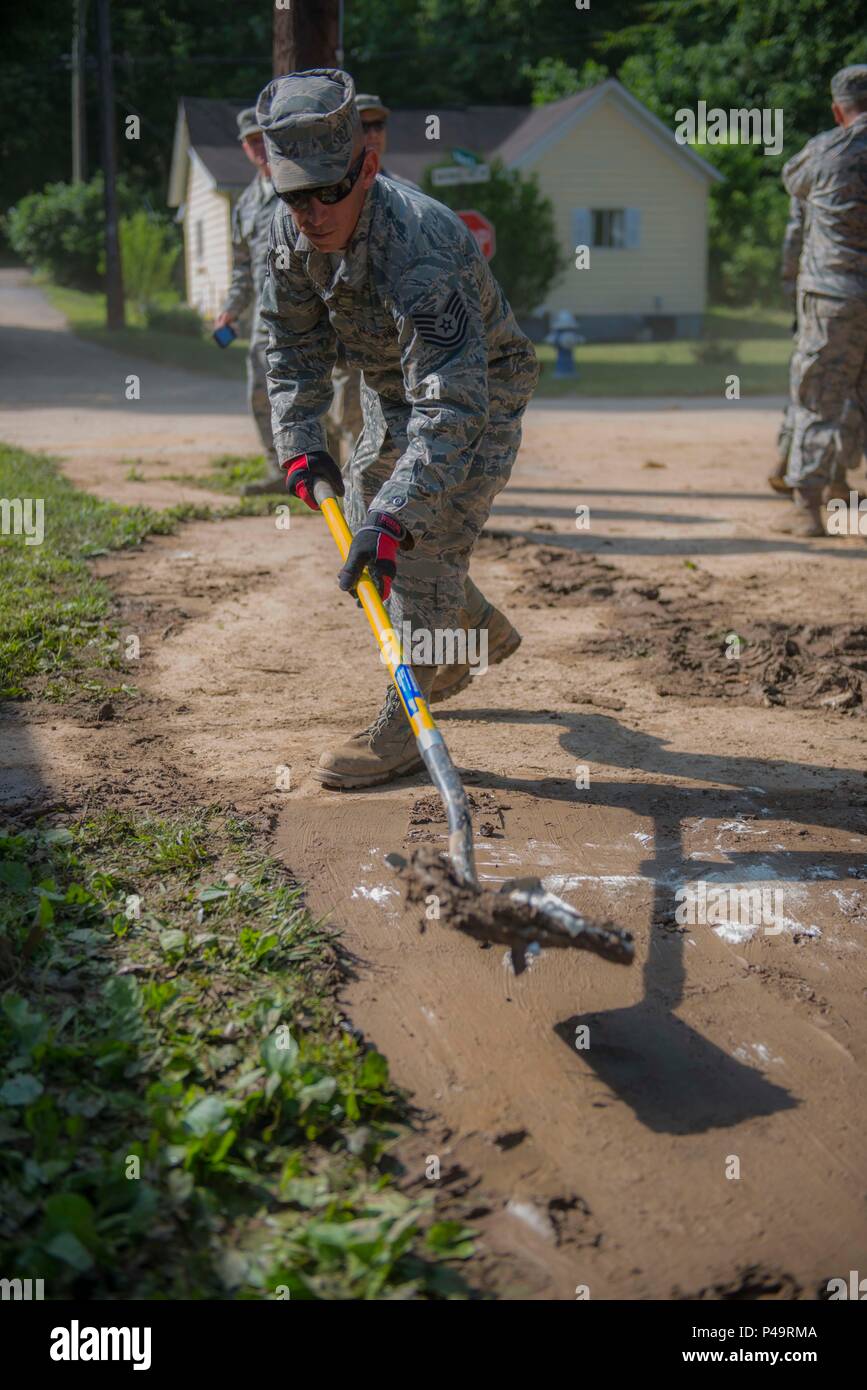 Tech. Le Sgt. Caleb Brown de la 130e Escadre de transport aérien, de la base de la Garde nationale aérienne McLaughlin, W.Va., pelles de la boue et des débris pendant le nettoyage d'inondation Le 26 juin 2016 à Clendenin, W.Va. Le 23 juin 2016, a été décrit comme une inondation une fois dans l'année 1000 événement entraînant W.Va. Gov. Earl Ray Tomblin de déclarer l'état d'urgence dans 44 des 55 comtés. (United States Air National Guard photo/Tech. Le Sgt. De-Juan Haley) Banque D'Images