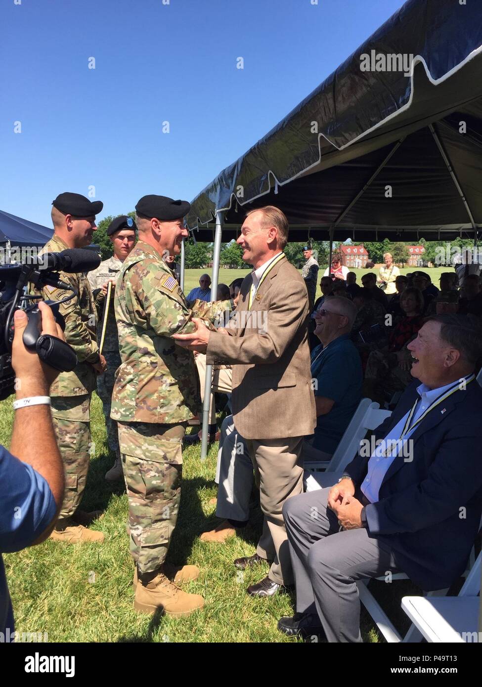 FORT KNOX, Kentucky (10 juin 2016) - a pris sa retraite le Colonel Gerald W. Meyer, droite, une réserve de l'armée américaine pour l'Ambassadeur du Wisconsin et de la 88e Commandement du soutien régional, serre la main avec des Cadets de l'armée américaine de Fort Knox et de commande général commandant le général de Christopher Hughes après Meyer a été présenté avec un médaillon d'honorer sa sélection en tant que membre fondateur de la commande Cadet Hall of Fame lors d'une cérémonie le 10 juin, à Fort Knox's Brooks Champ. (U.S. Photo fournie par l'armée le Colonel Michael Holland, 88e Commandement du soutien régional/libérés) Banque D'Images