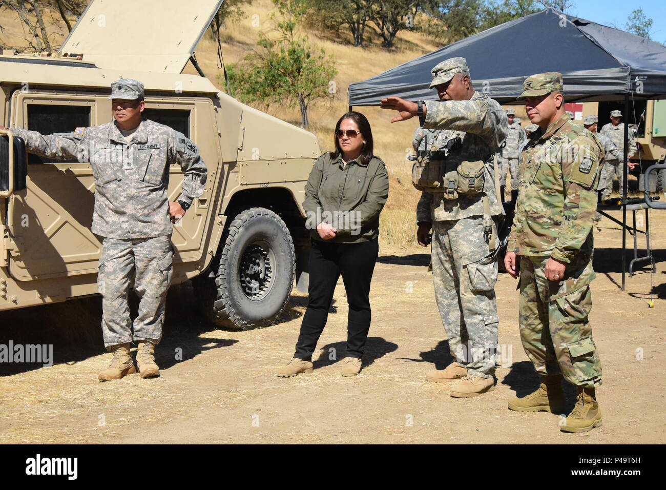 L'honorable Debra S. Wada, Secrétaire adjoint de l'armée et de la réserve de main-d'oeuvre (étrangères) visite des soldats de la 29th us Infantry Brigade Combat Team soldats pendant leur exercice de capacité d'entraînement au combat Exportable Jun 16 au Camp Roberts en Californie. XCTC se concentre sur l'instrumental entièrement et réalistes pour certifier l'instruction collective au niveau de l'entreprise et de peloton la maîtrise de la coordination avec la Première armée. Évaluer les commandants et chefs de leurs forces et faiblesses des soldats au cours d'une session d'examen vidéo après la formation qui le sida dans leurs compétences en tant qu'individu, de l'équipe, du peloton, unité et bri Banque D'Images