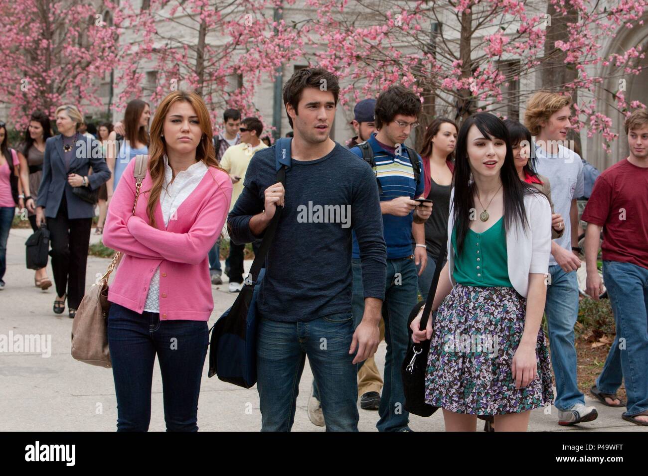 Titre original : Undercover. Titre en anglais : Undercover. Directeur de film : TOM VAUGHAN. Année : 2012. Stars : MILEY CYRUS ; JOSHUA BOWMAN ; LAUREN MCKNIGHT. Credit : SCARLET FIRE ENTERTAINMENT / Album Banque D'Images