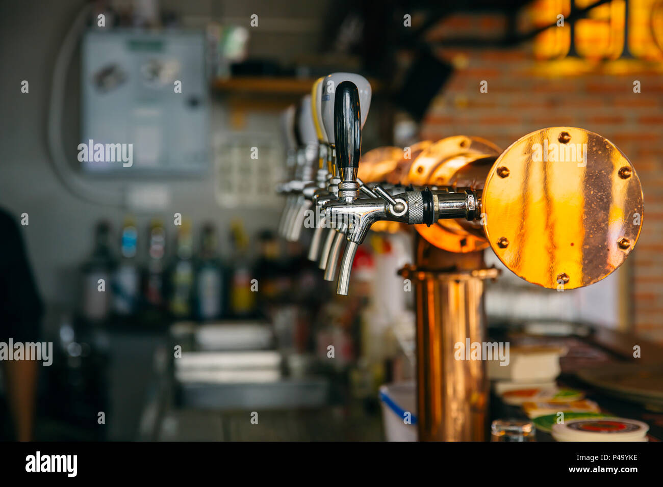 Libre bar beer tap du tuyau dans le pub et le restaurant moderne. Banque D'Images